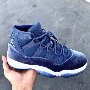 Jordan 11 Midnight Navy 
Size (9)
Dead stock w/ box! 
Open for offers!